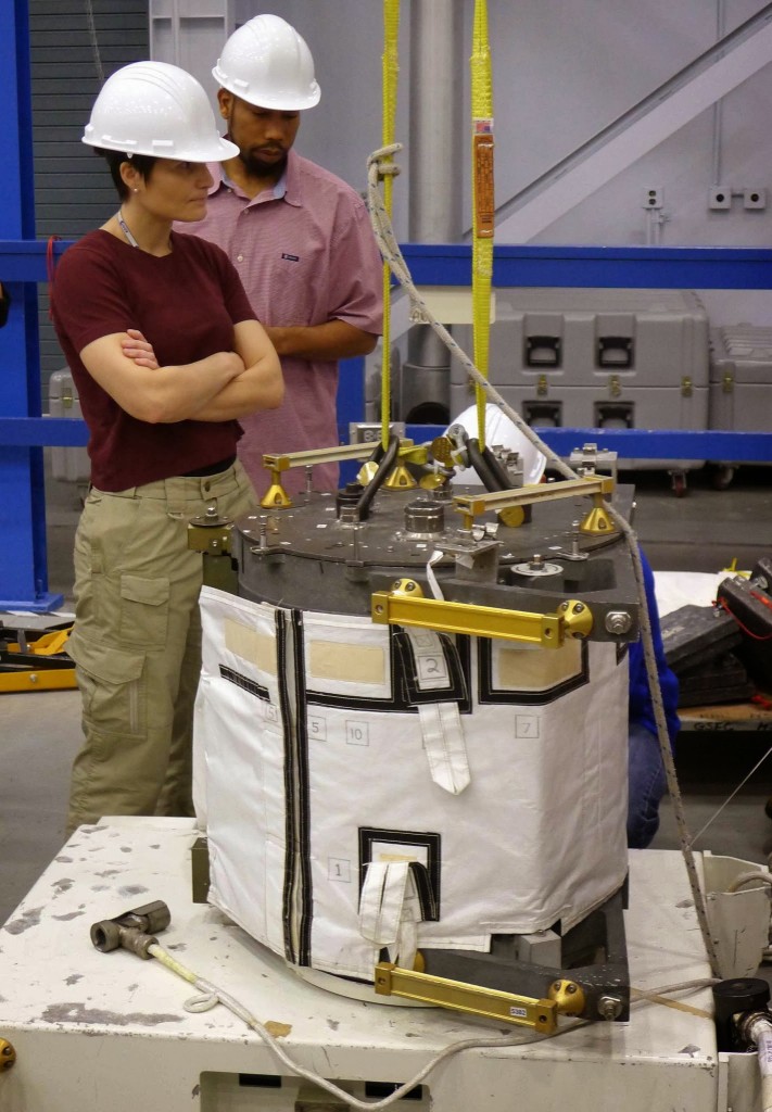 Samantha Cristoforetti esamina al JSC una replica ad alta fedeltà di un componente dei pannelli solari della ISS. Fonte: Samantha Cristoforetti