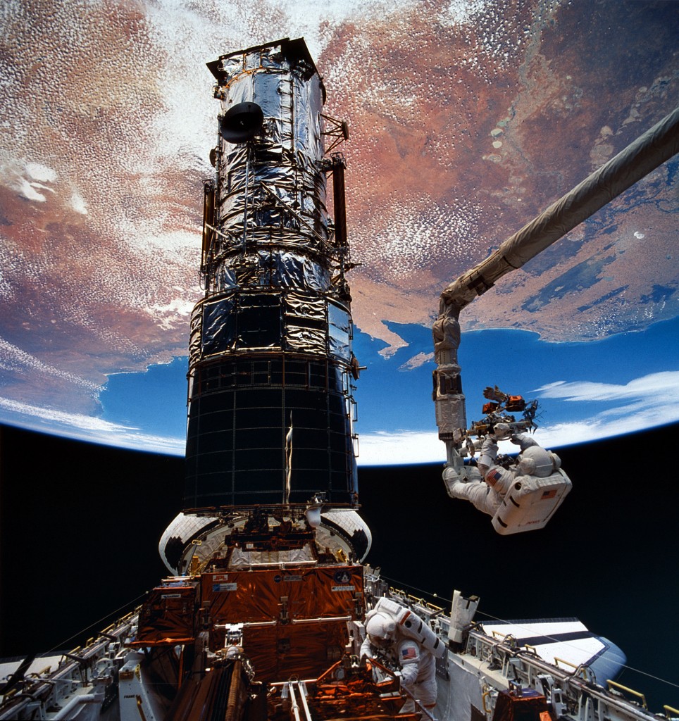 L'astronauta Story Musgrave sul Canadarm in una EVA di STS-61, la prima Hubble servicing mission. Fonte: NASA