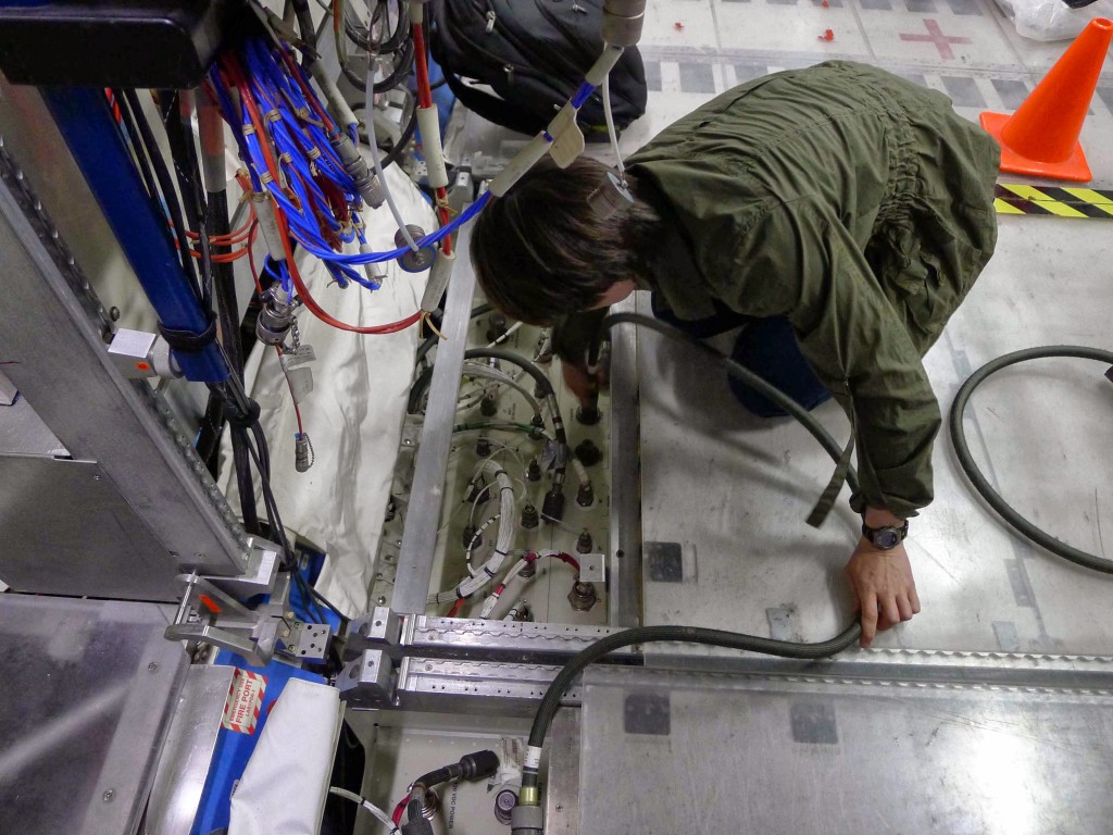Samantha Cristoforetti si addestra a riconfigurare un circuito dell’acqua di raffreddamento nel mockup della ISS al JSC. Fonte: Samantha Cristoforetti