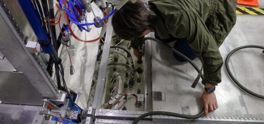 Samantha Cristoforetti si addestra a riconfigurare un circuito dell’acqua di raffreddamento nel mockup della ISS al JSC. Fonte: Samantha Cristoforetti