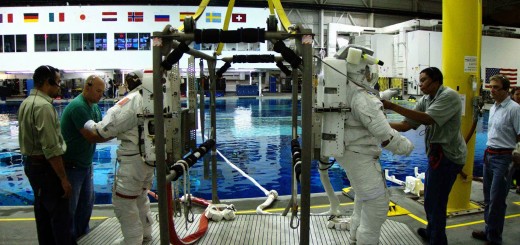 Samantha Cristoforetti e Terry Virts in una sessione di addestramento EVA al NBL del JSC. Fonte: Samantha Cristoforetti