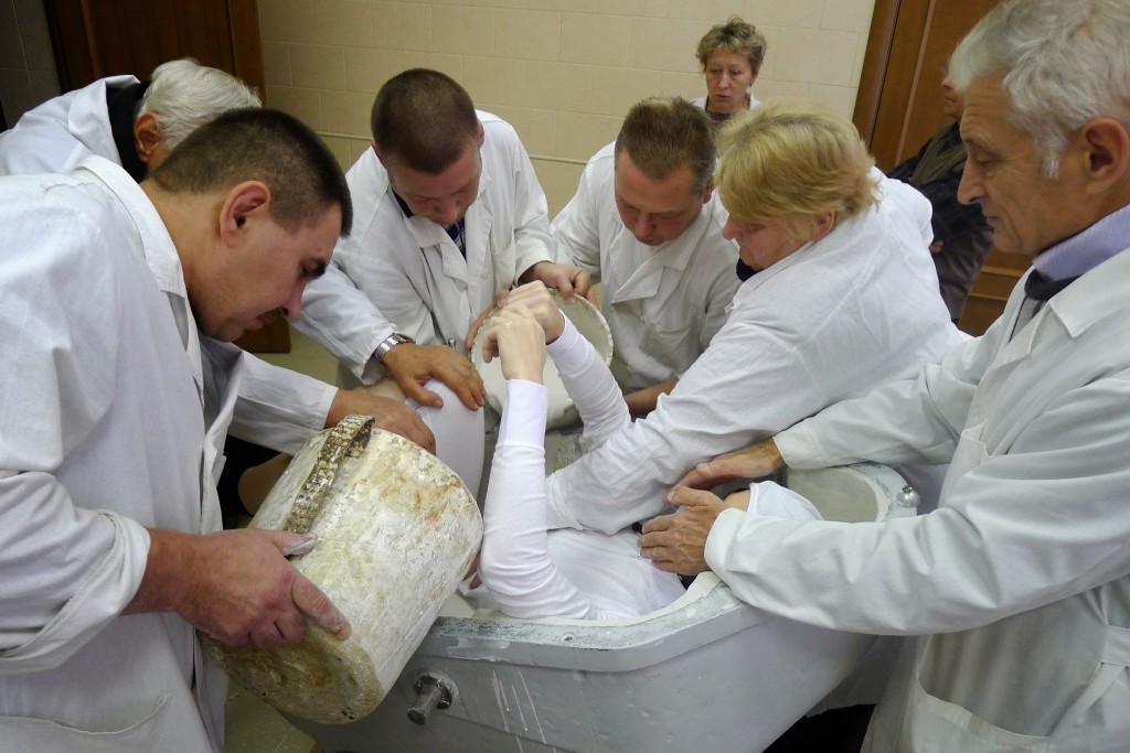 Preparazione dello stampo per il seggiolino Soyuz di Samantha Cristoforetti. Fonte: Samantha Cristoforetti