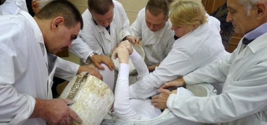 Preparazione dello stampo per il seggiolino Soyuz di Samantha Cristoforetti. Fonte: Samantha Cristoforetti