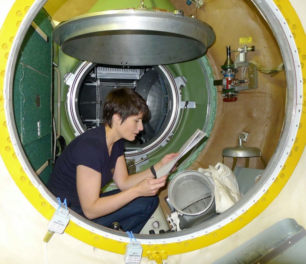 Samantha Cristoforetti esamina l'equipaggiamento d'emergenza nel mockup del segmento russo della ISS. Fonte: Samantha Cristoforetti
