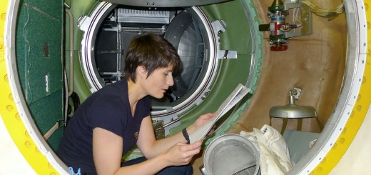 Samantha Cristoforetti esamina l'equipaggiamento d'emergenza nel mockup del segmento russo della ISS. Fonte: Samantha Cristoforetti