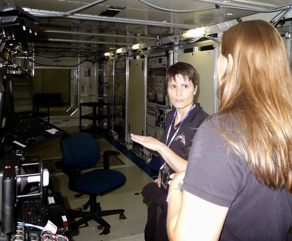 Samantha Cristoforetti in un simulatore a bassa fedeltà del laboratorio Destiny della ISS al JSC. Fonte: Samantha Cristoforetti