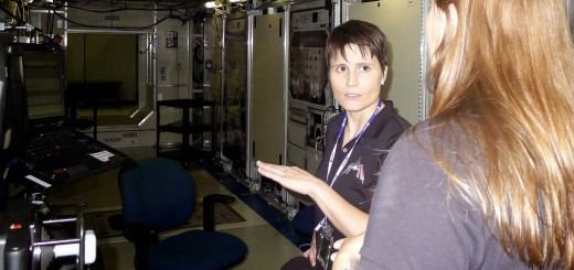 Samantha Cristoforetti in un simulatore a bassa fedeltà del laboratorio Destiny della ISS al JSC. Fonte: Samantha Cristoforetti