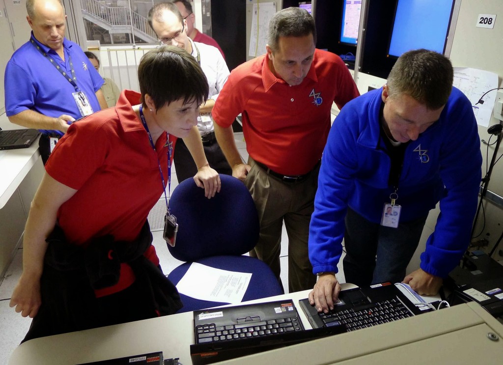 Samantha Cristoforetti, Anton Shkaplerov e Terry Virts a una simulazione di controllo d’assetto della ISS al JSC. Fonte: Josh Matthew