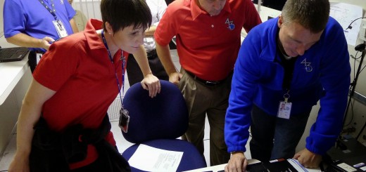 Samantha Cristoforetti, Anton Shkaplerov e Terry Virts a una simulazione di controllo d’assetto della ISS al JSC. Fonte: Josh Matthew