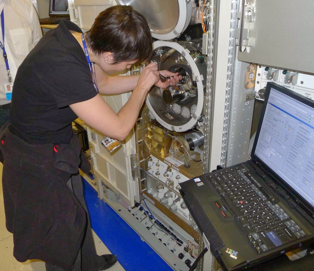 Samantha Cristoforetti si addestra al Material Science Laboratory nel mockup della ISS al JSC. Fonte: Samantha Cristoforetti