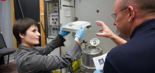 Samantha Cristoforetti sostituisce il contenitore dei rifiuti solidi della toilette nel mockup della ISS al JSC. Fonte: NASA/Harnett