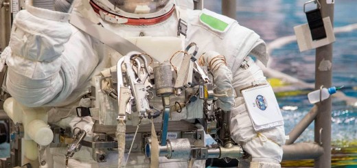 Samantha Cristoforetti in tuta EMU viene calata nel NBL per una simulazione di EVA. Fonte: NASA/Stafford