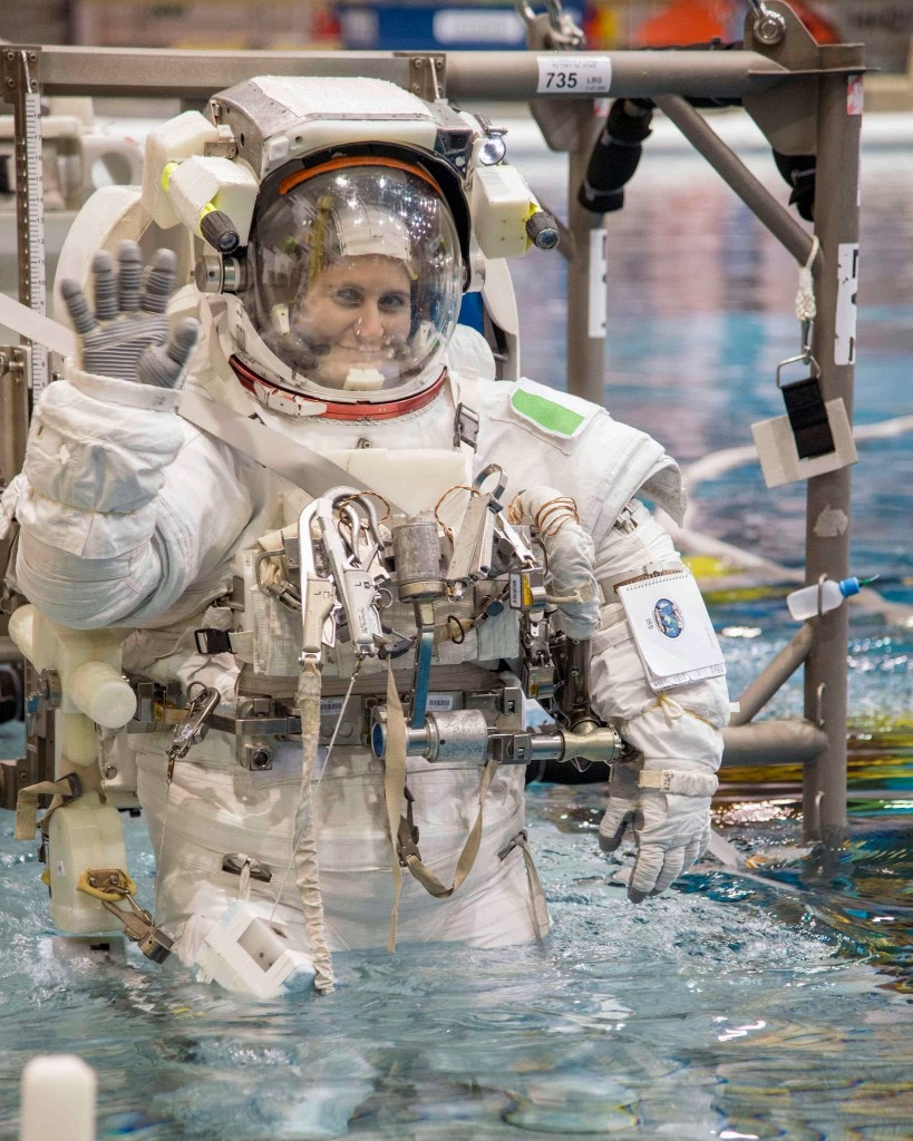 Samantha Cristoforetti in tuta EMU viene calata nel NBL per una simulazione di EVA. Fonte: NASA/Stafford