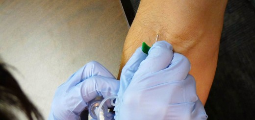 Samantha Cristoforetti esegue un prelievo di sangue nell’addestramento al JSC. Fonte: Samantha Cristoforetti