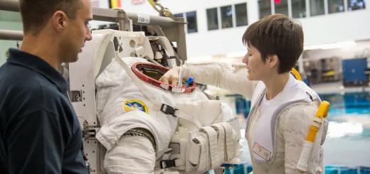 Samantha Cristoforetti sistema la valvola blu della sacca per l'acqua nella tuta EMU in una sessione al NBL. Fonte: NASA/Stafford