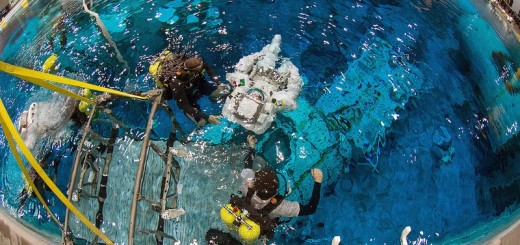 Samantha Cristoforetti viene calata nel NBL per una sessione di simulazione di EVA. Fonte: Samantha Cristoforetti