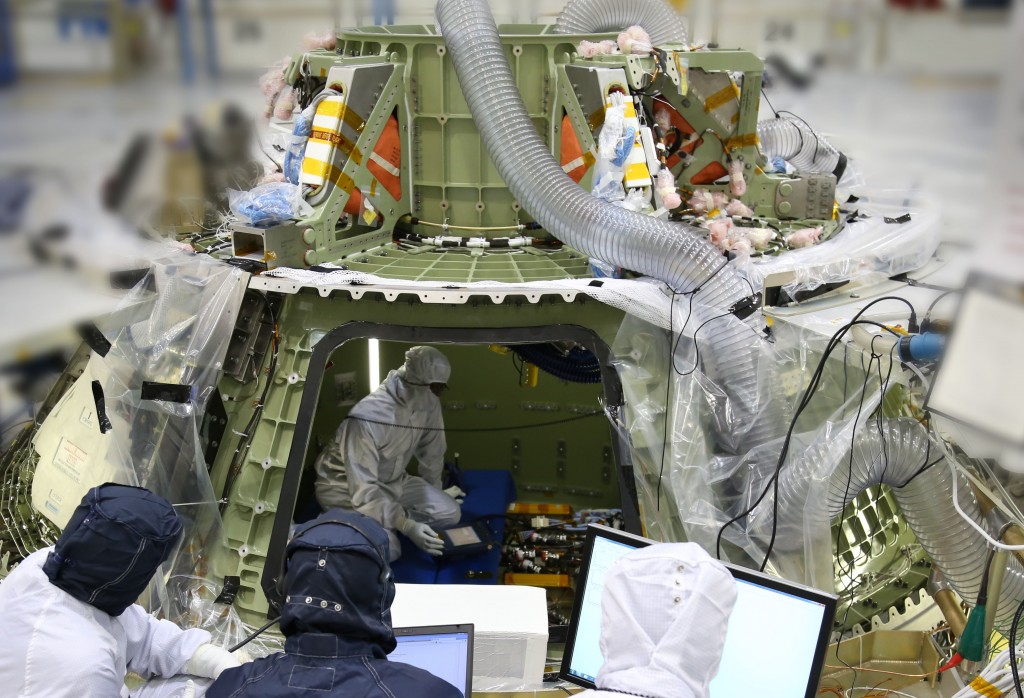 Tecnici lavorano all'interno del modulo abitabile di Orion in costruzione al Kennedy Space Center per preparalo alla prima accensione. Image Credit:Lockheed Martin