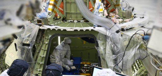 Tecnici lavorano all'interno del modulo abitabile di Orion in costruzione al Kennedy Space Center per preparalo alla prima accensione. Image Credit:Lockheed Martin