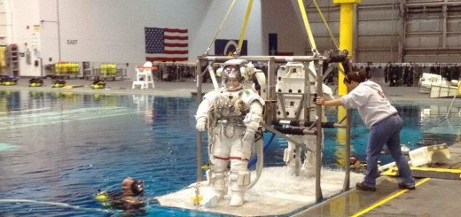 Fasi di una simulazione di EVA al NBL di Samantha Cristoforetti e Peggy Whitson. Fonte: Lionel Ferra