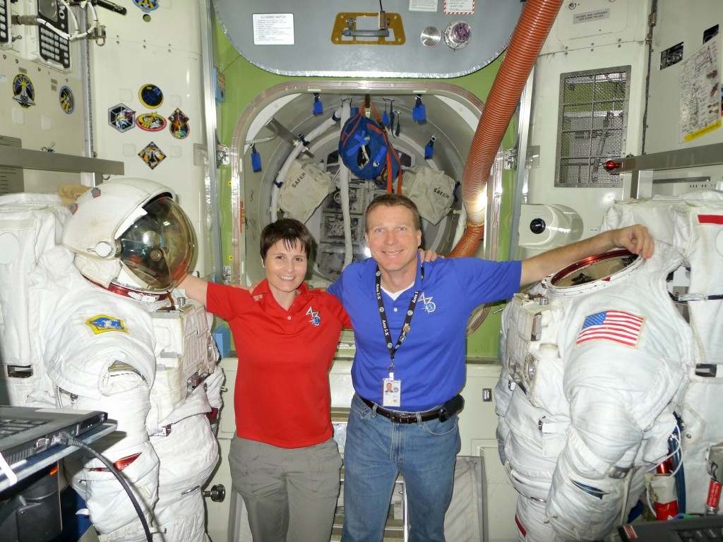 Samantha Cristoforetti e Terry Virts nel mockup dell'airlock della ISS al JSC. Fonte: Samantha Cristoforetti