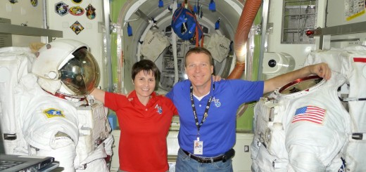 Samantha Cristoforetti e Terry Virts nel mockup dell'airlock della ISS al JSC. Fonte: Samantha Cristoforetti