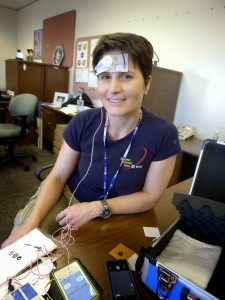 Samantha Cristoforetti al JSC con dei sensori biomedici per l'esperimento ESA Ritmi Circadiani. Fonte: Samantha Cristoforetti