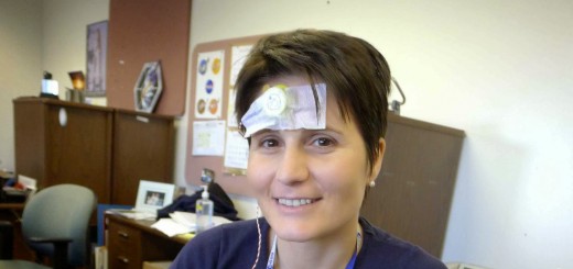Samantha Cristoforetti al JSC con dei sensori biomedici per l'esperimento ESA Ritmi Circadiani. Fonte: Samantha Cristoforetti