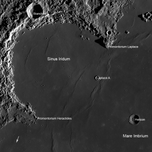 In questo mosaico proveniente dal Lunar Reconnaissance Orbiter si vede il Sinus Iridum, regione scelta per l'atterraggio di Chang'e 3. La zona ripresa è larga 360 km e la freccia rappresenta il punto di atterraggio del Lunokhod 1. (c) NASA/LRO