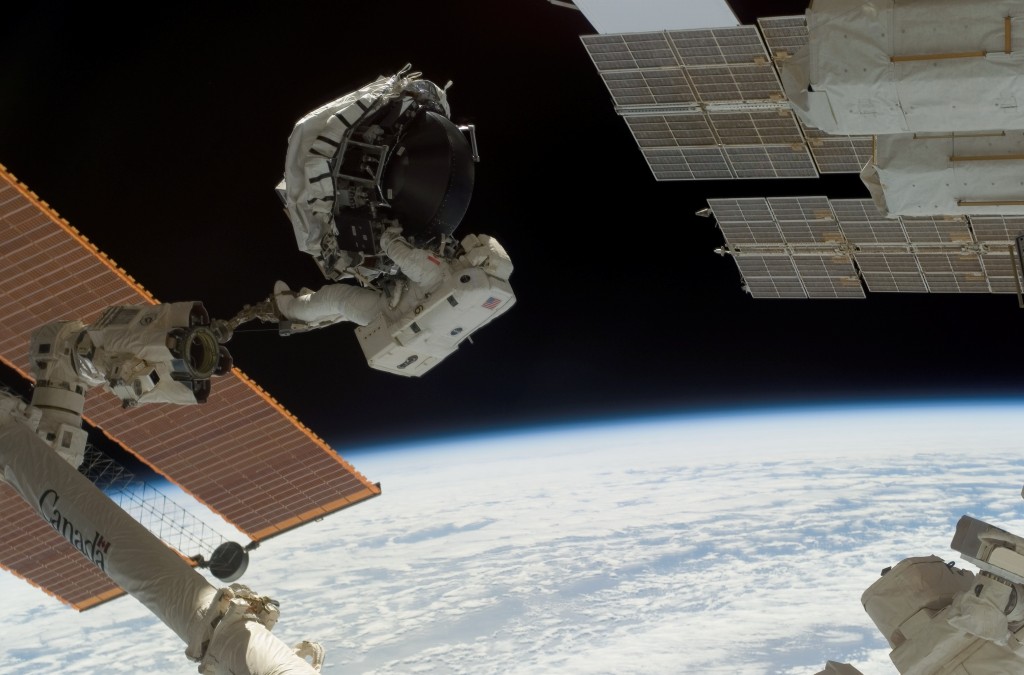 Dave Williams in una EVA di STS-118 per la sostituzione di un CMG della ISS. Fonte: NASA