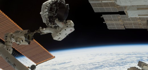 Dave Williams in una EVA di STS-118 per la sostituzione di un CMG della ISS. Fonte: NASA