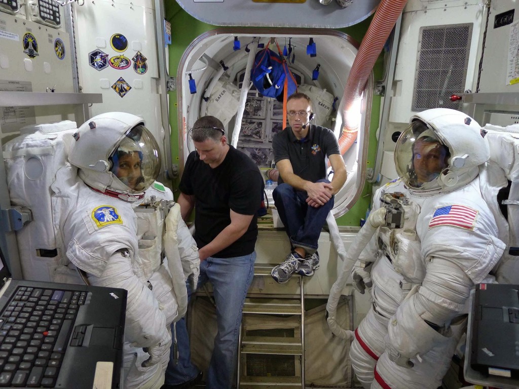 Samantha Cristoforetti e Terry Virts nel mockup dell'airlock per una simulazione di procedure pre & post EVA. Fonte: Samantha Cristoforetti