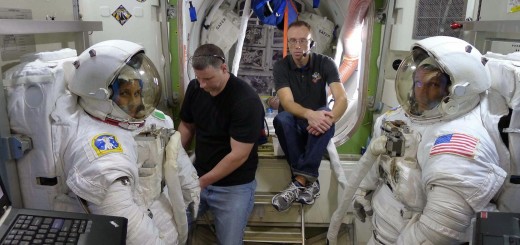 Samantha Cristoforetti e Terry Virts nel mockup dell'airlock per una simulazione di procedure pre & post EVA. Fonte: Samantha Cristoforetti