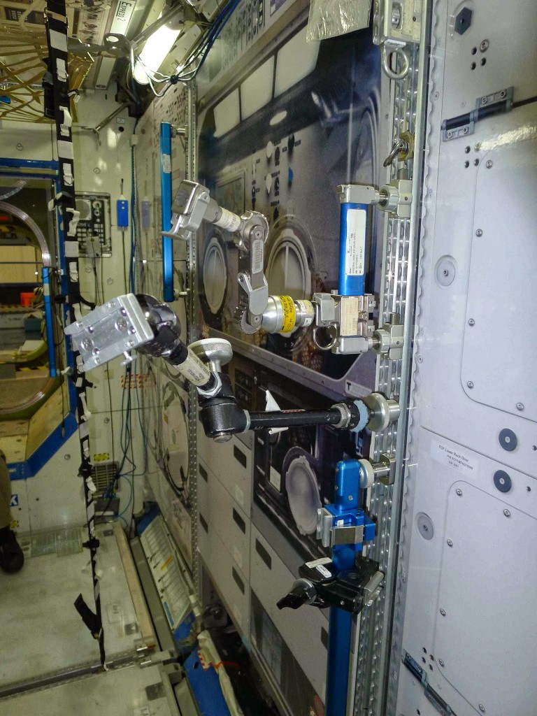 C-tracks in un mockup della ISS al JSC. Fonte: Samantha Cristoforetti