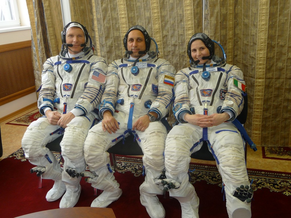L'equipaggio della Soyuz TMA-15M in tuta Sokol per una simulazione a Star City. Fonte: Gagarin Cosmonaut Training Center