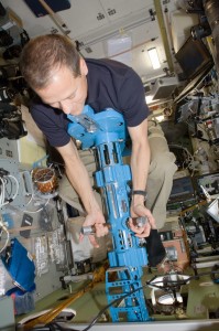 Tom Marshburn usa il dispositivo di misurazione della massa corporea sulla ISS. Fonte: NASA