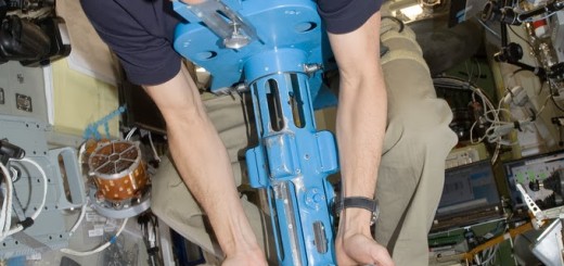 Tom Marshburn usa il dispositivo di misurazione della massa corporea sulla ISS. Fonte: NASA