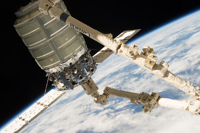 Cygnus catturata dal braccio robotico CanadArm2 in occasione della missione di test COTS-1. Credit: NASA.