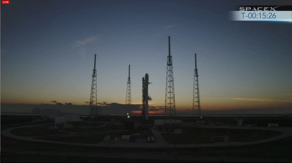 Il Falcon 9 per la missione SES-8 sulla rampa a pochi minuti dal lancio. Credit: SpaceX.