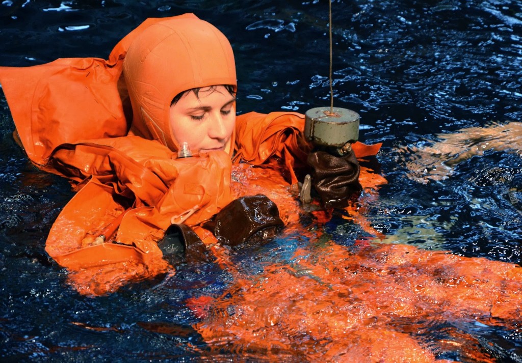 Samantha Cristoforetti si addestra al sollevamento dall'elicottero di soccorso. Fonte: Gagarin Cosmonaut Training Center