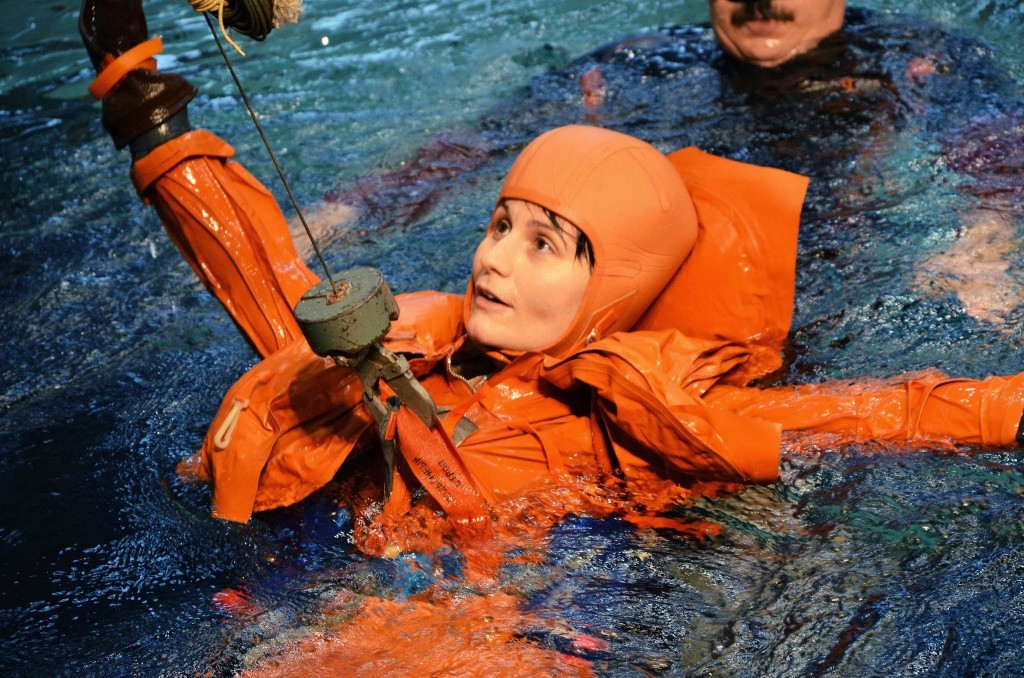 Samantha Cristoforetti si addestra al sollevamento dall'elicottero di soccorso. Fonte: Gagarin Cosmonaut Training Center