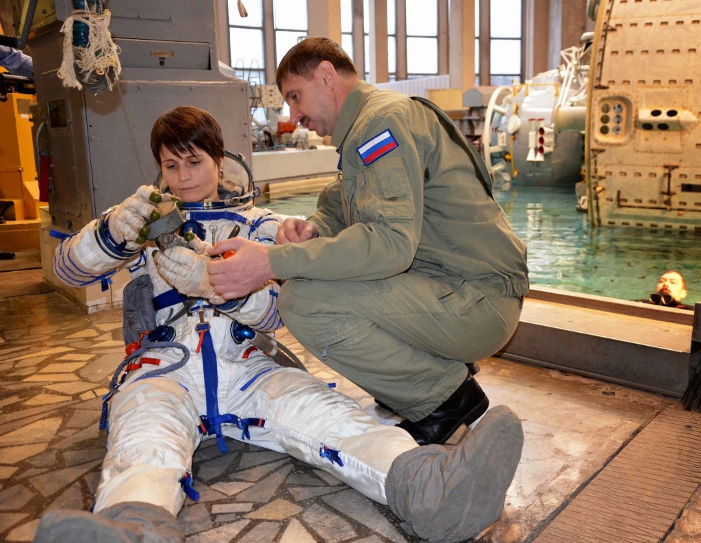 Samantha Cristoforetti si addestra al sollevamento dall'elicottero di soccorso. Fonte: Gagarin Cosmonaut Training Center