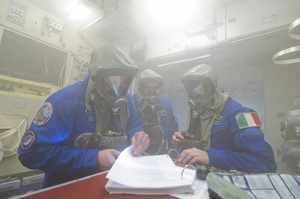 Simulazione di incendio nel modulo Zvezda con Samantha Cristoforetti e l'equipaggio della Soyuz TMA-15M a Star City. Fonte: Gagarin Cosmonaut Training Center