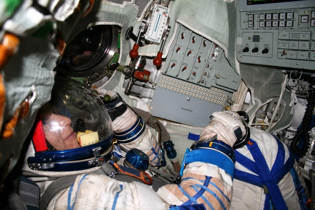 Samantha Cristoforetti in tuta Sokol nel simulatore Soyuz a Star City. Fonte: Gagarin Cosmonaut Training Center