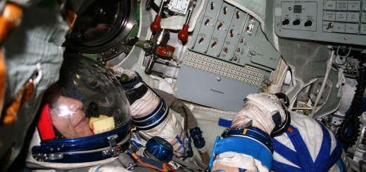 Samantha Cristoforetti in tuta Sokol nel simulatore Soyuz a Star City. Fonte: Gagarin Cosmonaut Training Center