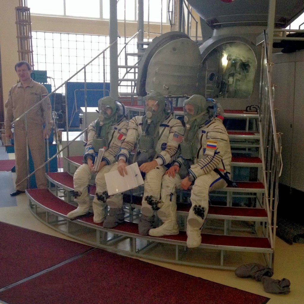 Samantha Cristoforetti e l'equipaggio della Soyuz TMA-15M in una simulazione di evacuazione della ISS con la Soyuz per incendio. Fonte: Gagarin Cosmonaut Training Center