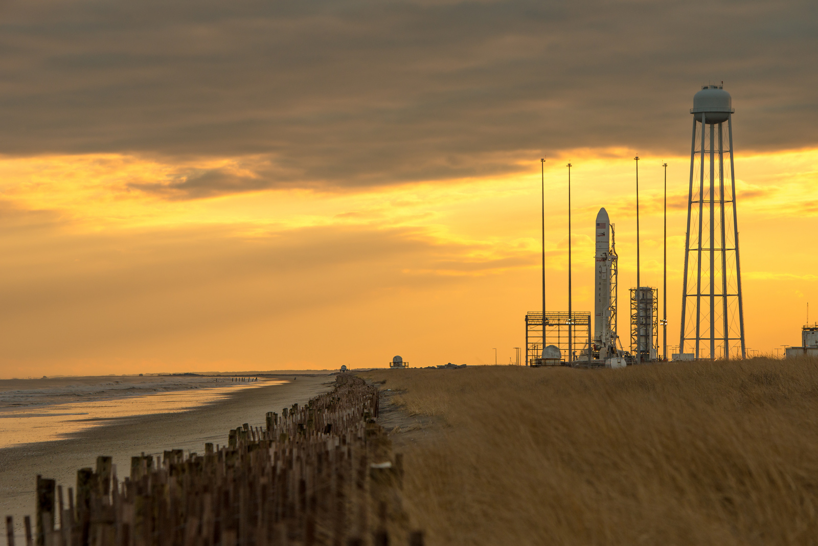 Un razzo Antares sulla rampa 0A della Wallops Flight Facility il 6 gennaio 2014 in attesa del lancio della missione Cygnus Orb CRS-1, inizialmente previsto per l’8 gennaio e poi rimandato. Fonte: NASA/Bill Ingalls