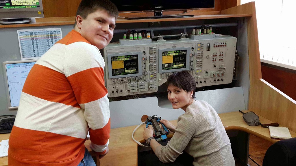 Samantha Cristoforetti al simulatore manuale della Soyuz con il suo istruttore Dima. Fonte: Samantha Cristoforetti