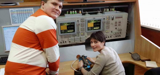 Samantha Cristoforetti al simulatore manuale della Soyuz con il suo istruttore Dima. Fonte: Samantha Cristoforetti