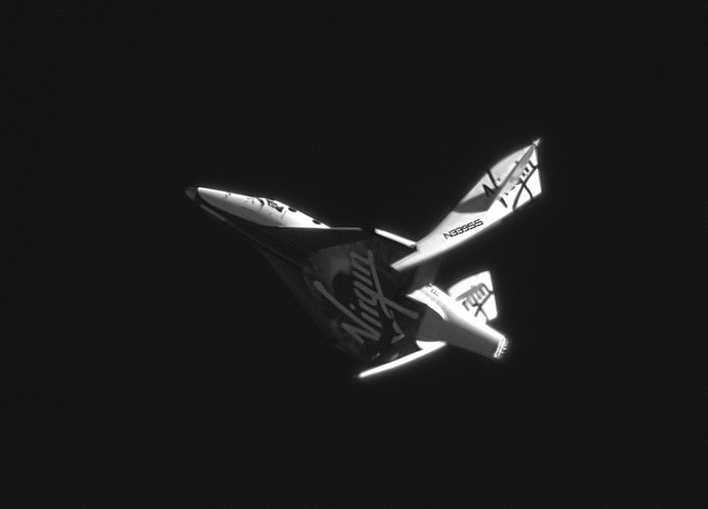 SS2 in assetto "feather" nel test del 4 maggio 2011. Credit: Virgin Galactic.