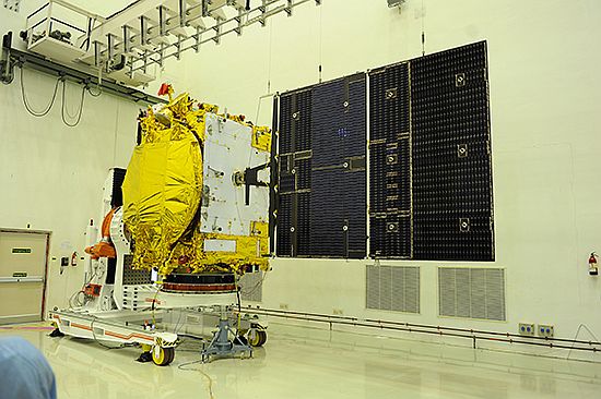 Il satellite GSAT-14 con i panneli solari dispiegati prima del lancio. Credit: ISRO.